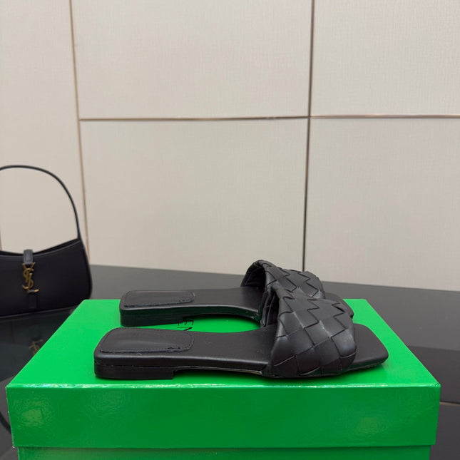 BOTTEGA VENETA LIDO FLAT SANDALS IN BLACK CALFSKIN