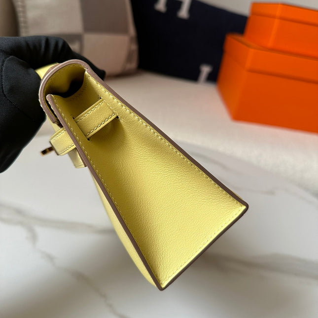 HM KELLY POCHETTE 22 IN LIGHT YELLOW SWIFT LEATHER GOLD HARDWARE