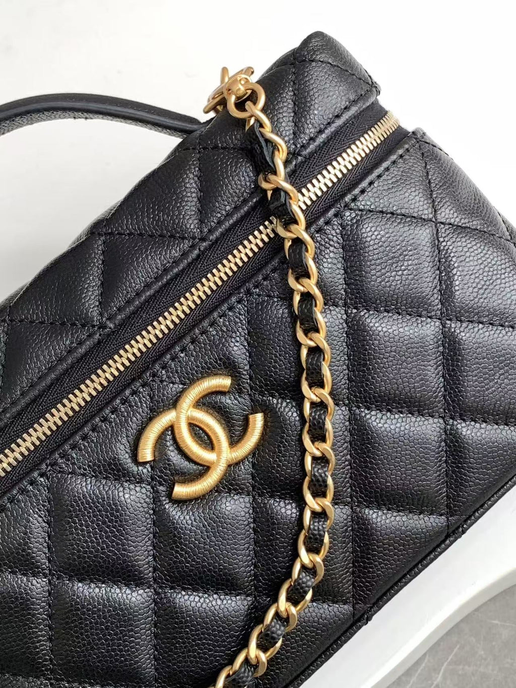 VANITY CASE 19 IN BLACK GRAINED CALFSKIN GOLD HARDWARE