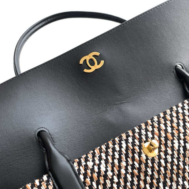 CHANEL 26S LARGE TOTE BAG 43 IN IVORY AND CAMEL TWEED WITH BLACK CALFSKIN
