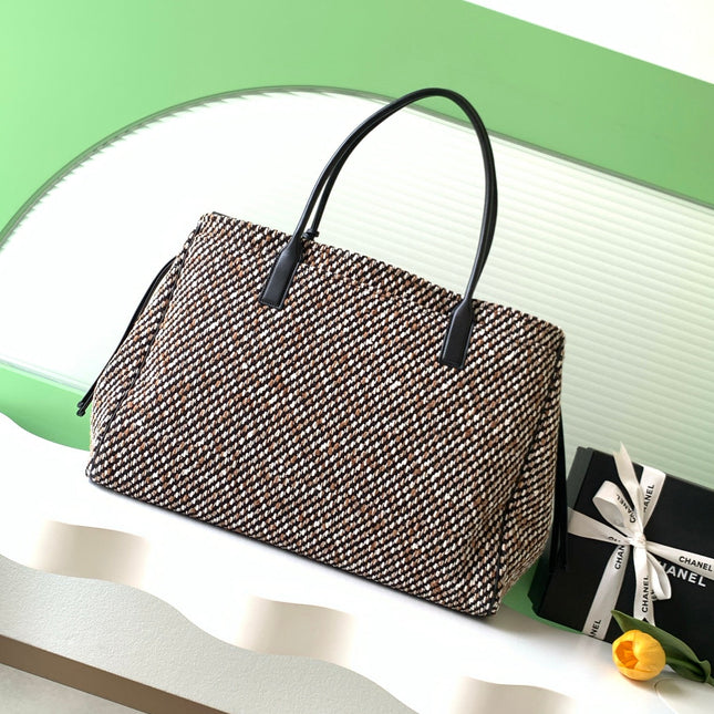 CHANEL 26S LARGE TOTE BAG 43 IN IVORY AND CAMEL TWEED WITH BLACK CALFSKIN