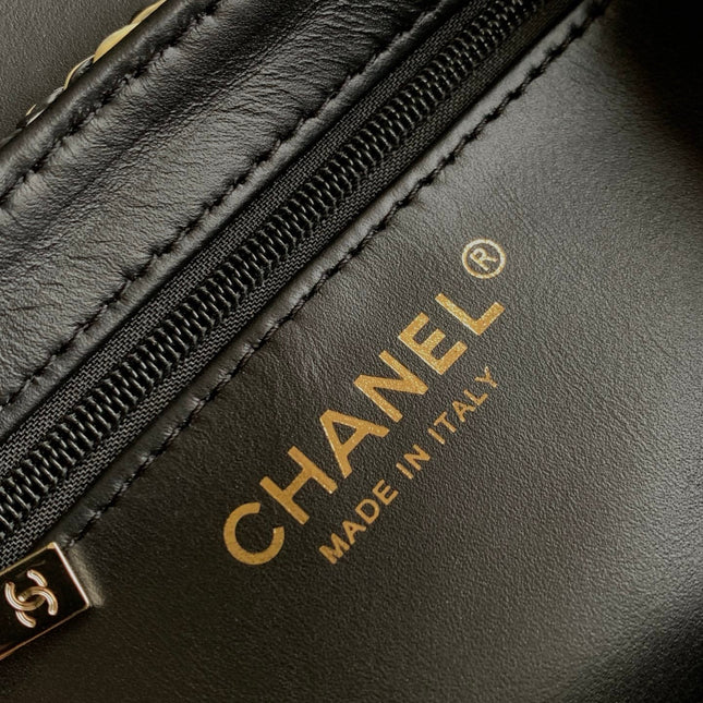 CHANEL 26S SMALL FRINGE KELLY 19 IN BLACK AND IVORY RAFFIA WOOD