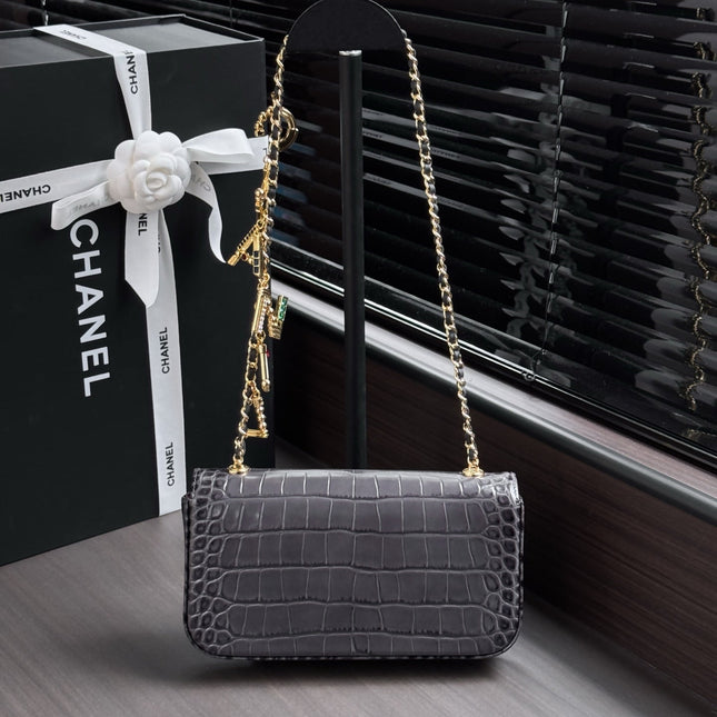 CHANEL 26S WALLET ON CHAIN 22 IN CHARCOAL GRAY CROCODILE-EMBOSSED CALFSKIN GOLD HARDWARE