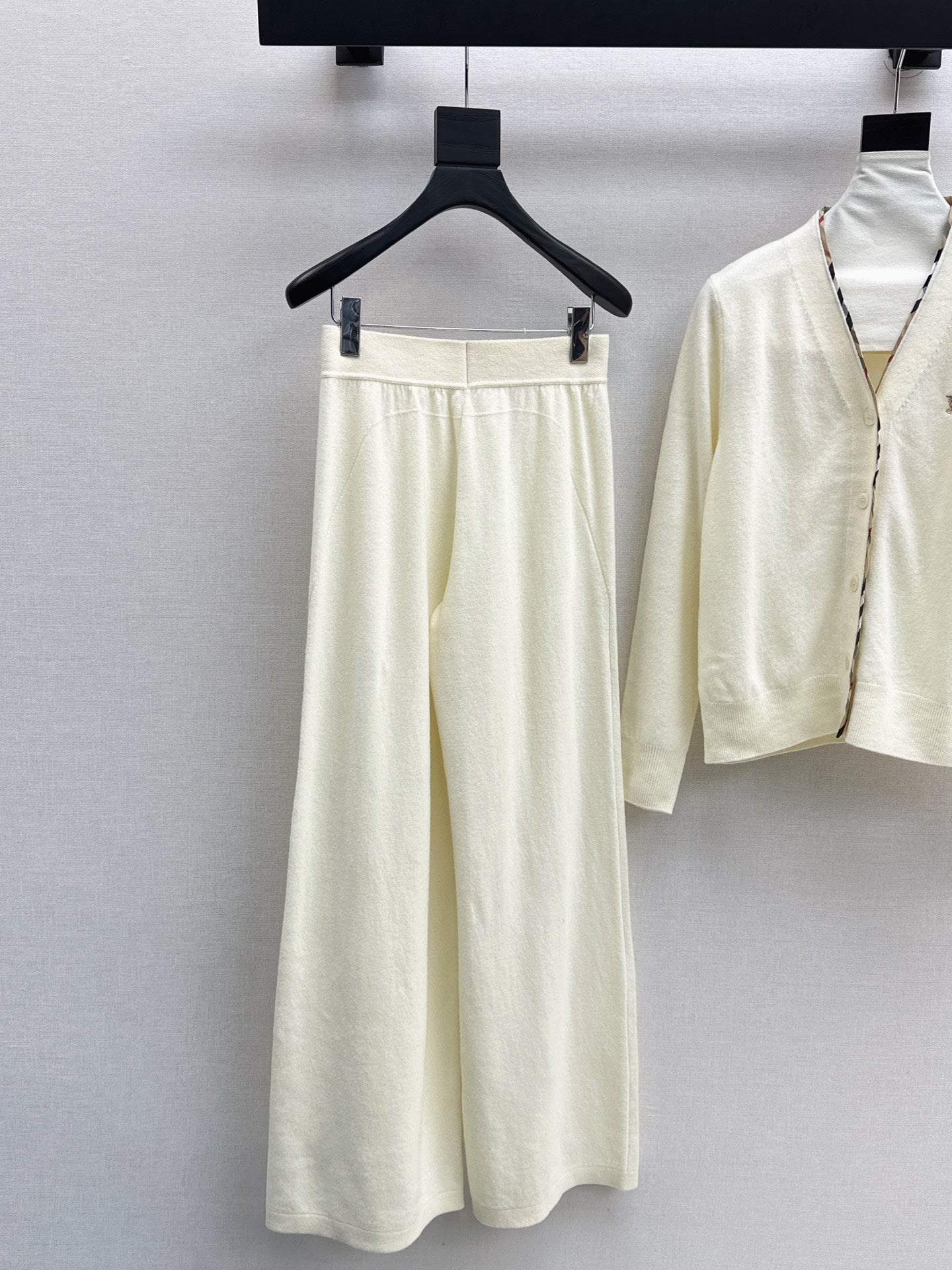 BURBERRY 25S CARDIGAN AND STRAIGHT-LEG PANTS SET 096