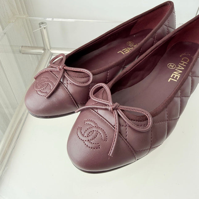 CHANEL 26S BALLET FLATS IN BURGUNDY RED QUILTED CALFSKIN WITH BOW
