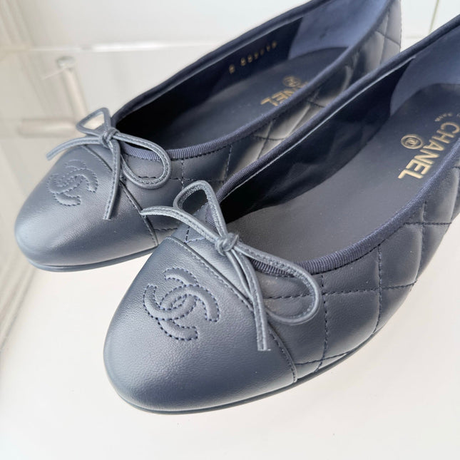 CHANEL 26S BALLET FLATS IN NAVY BLUE QUILTED CALFSKIN WITH BOW