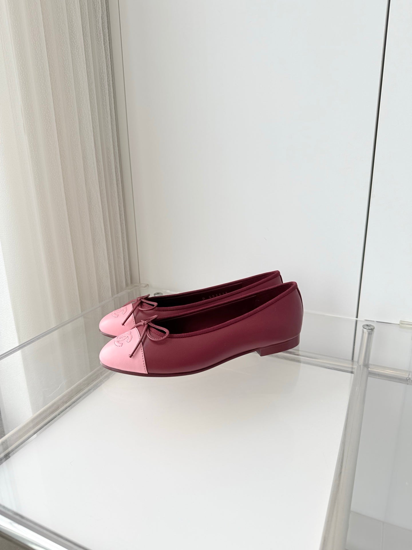 CHANEL 26S BALLET FLATS IN BURGUNDY RED CALFSKIN WITH PINK TOE CAP AND BOW