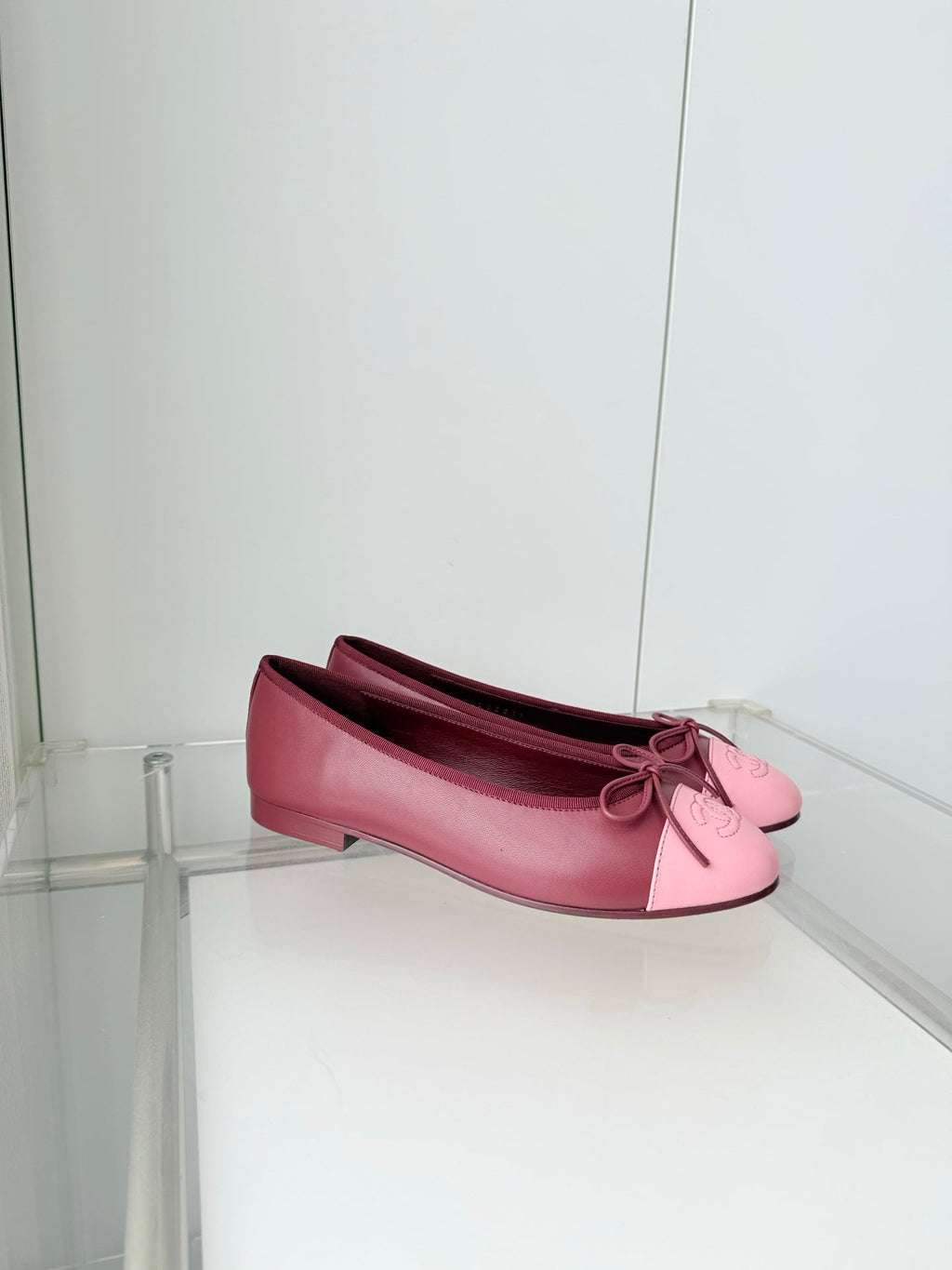 CHANEL 26S BALLET FLATS IN BURGUNDY RED CALFSKIN WITH PINK TOE CAP AND BOW
