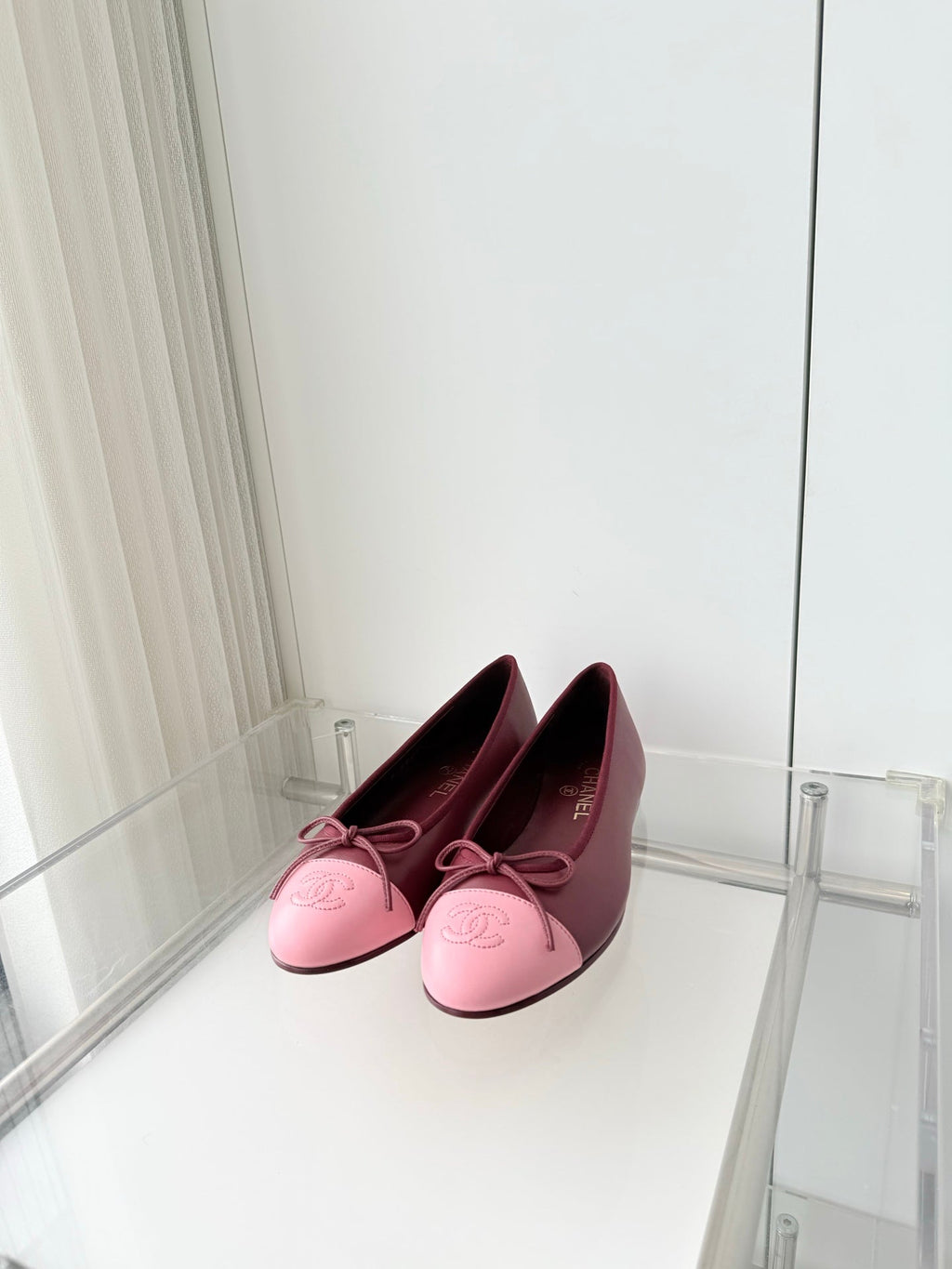 CHANEL 26S BALLET FLATS IN BURGUNDY RED CALFSKIN WITH PINK TOE CAP AND BOW