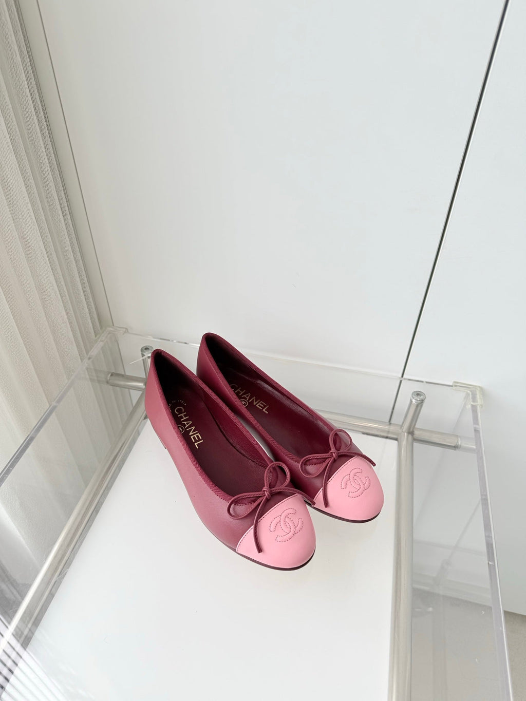 CHANEL 26S BALLET FLATS IN BURGUNDY RED CALFSKIN WITH PINK TOE CAP AND BOW