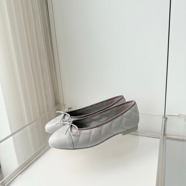 CHANEL 26S BALLET FLATS IN LIGHT GREY QUILTED CALFSKIN WITH BOW