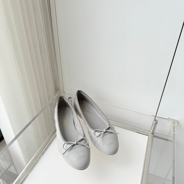CHANEL 26S BALLET FLATS IN LIGHT GREY QUILTED CALFSKIN WITH BOW
