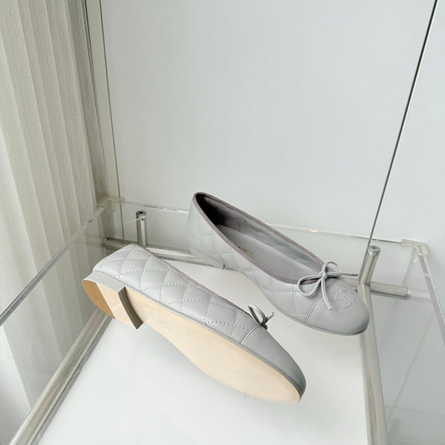 CHANEL 26S BALLET FLATS IN LIGHT GREY QUILTED CALFSKIN WITH BOW