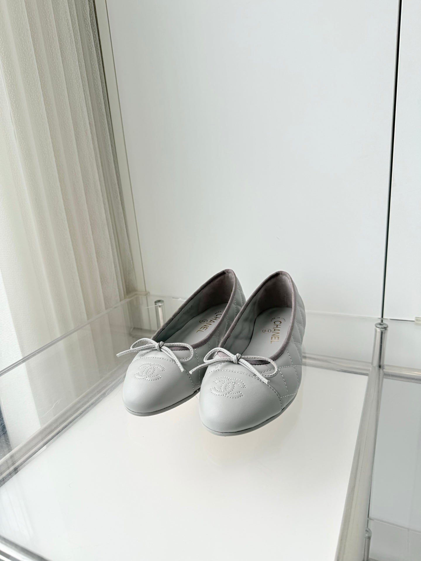 CHANEL 26S BALLET FLATS IN LIGHT GREY QUILTED CALFSKIN WITH BOW