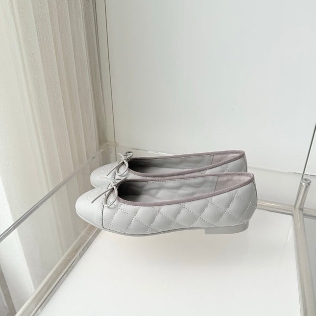 CHANEL 26S BALLET FLATS IN LIGHT GREY QUILTED CALFSKIN WITH BOW
