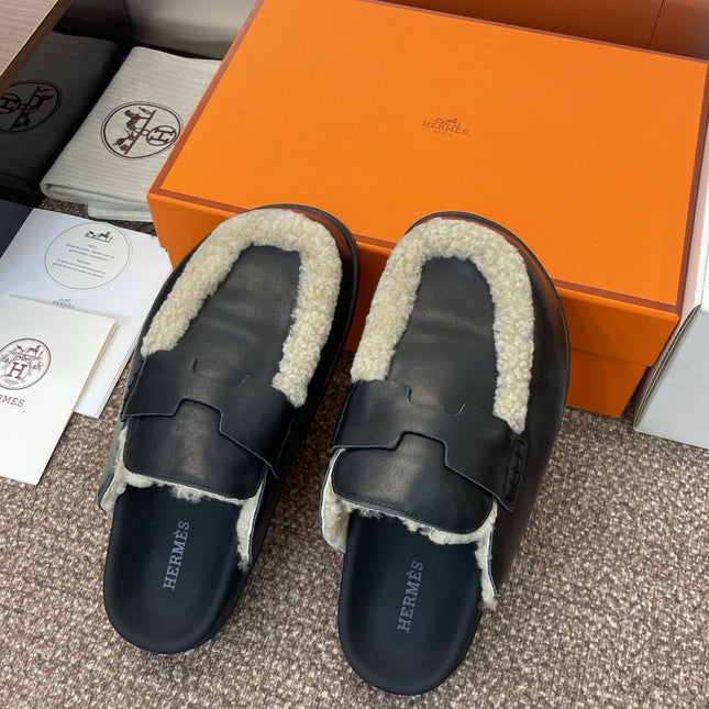 HM MULE IN BLACK CALFSKIN AND WHITE SHEARLING