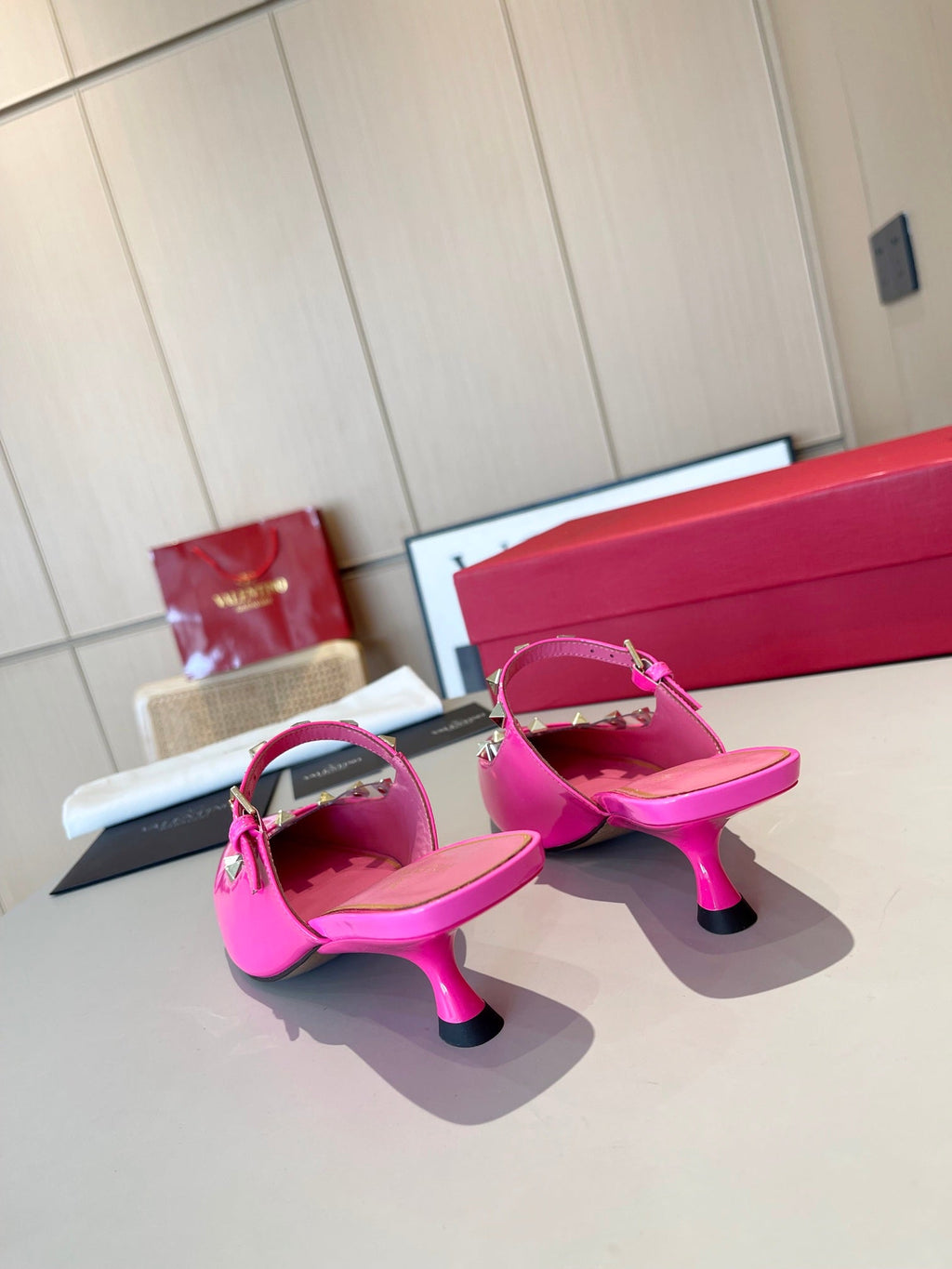 ROCKSTUD CAGED MULES 5 CM IN DEEP PINK CALFSKIN
