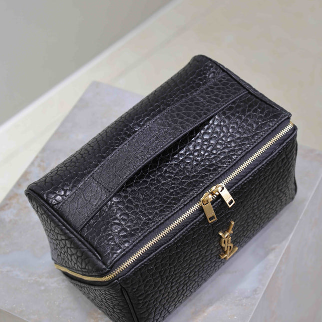 COMESTIC POUCH IN BLACK LAMBSKIN GOLD LOGO