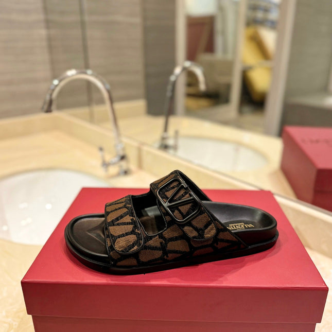 VALENTINO 26S VELCRO SANDALS IN BLACK LEATHER AND BROWN JACQUARD FABRIC WITH HARDWARE