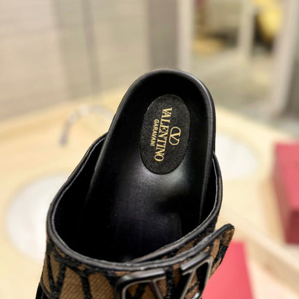 VALENTINO 26S VELCRO SANDALS IN BLACK LEATHER AND BROWN JACQUARD FABRIC WITH HARDWARE