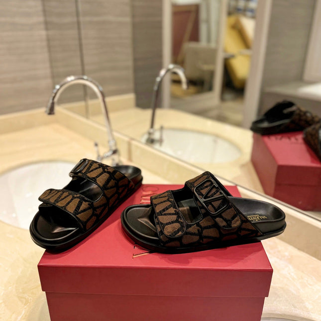 VALENTINO 26S VELCRO SANDALS IN BLACK LEATHER AND BROWN JACQUARD FABRIC WITH HARDWARE