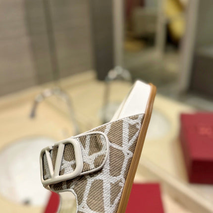 VALENTINO 26S VELCRO SANDALS IN CREAM WHITE AND BEIGE JACQUARD FABRIC WITH HARDWARE