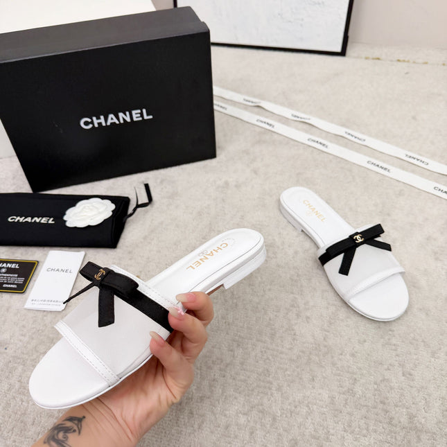 CHANEL 26S SLIDE SANDALS IN WHITE MESH AND CALFSKIN WITH BLACK RIBBON