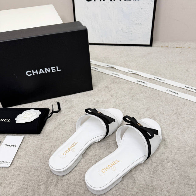 CHANEL 26S SLIDE SANDALS IN WHITE MESH AND CALFSKIN WITH BLACK RIBBON