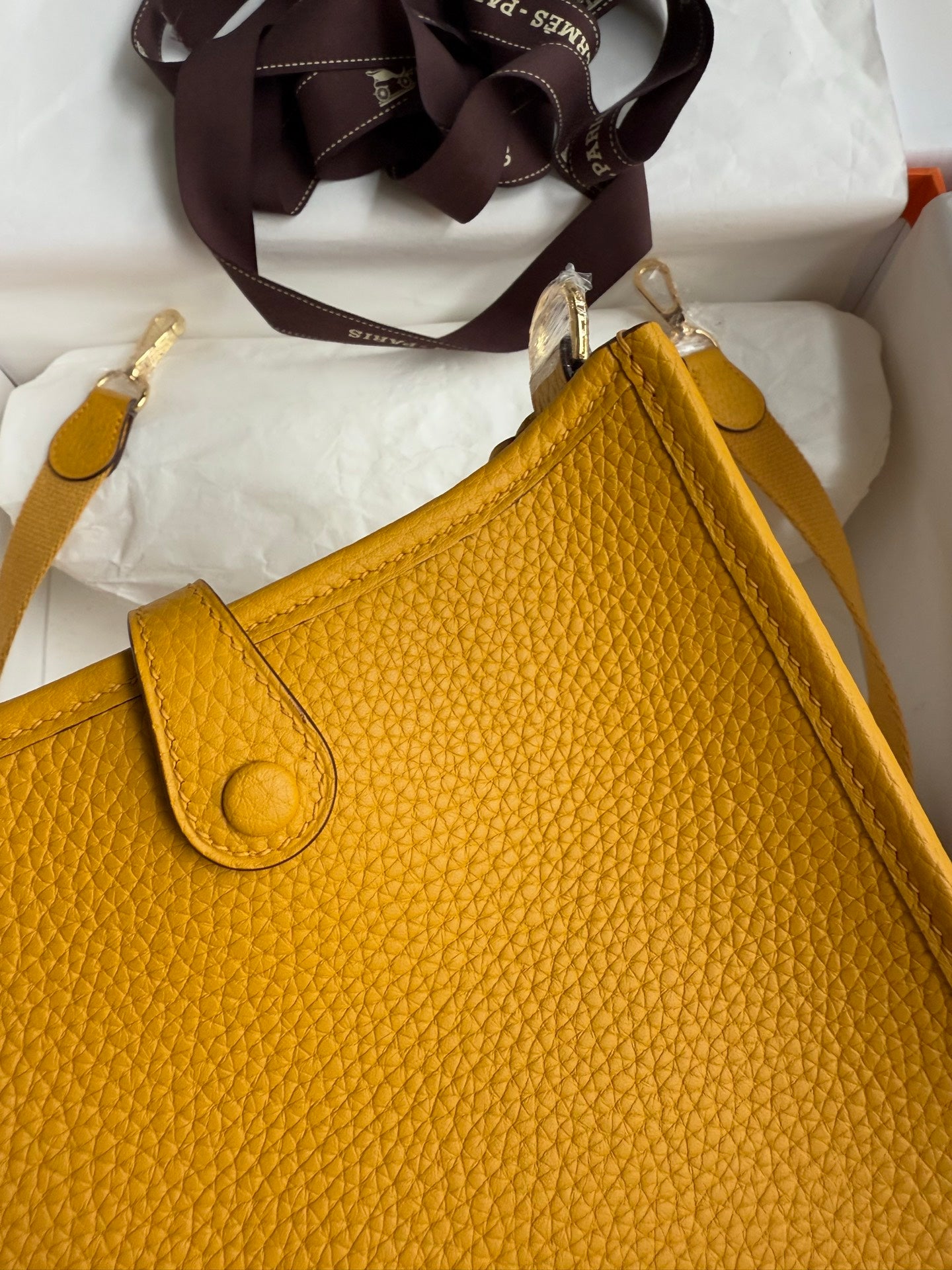 HM 25S EVELYNE 17 CM IN DARK YELLOW COWHIDE WITH GOLD HARDWARE