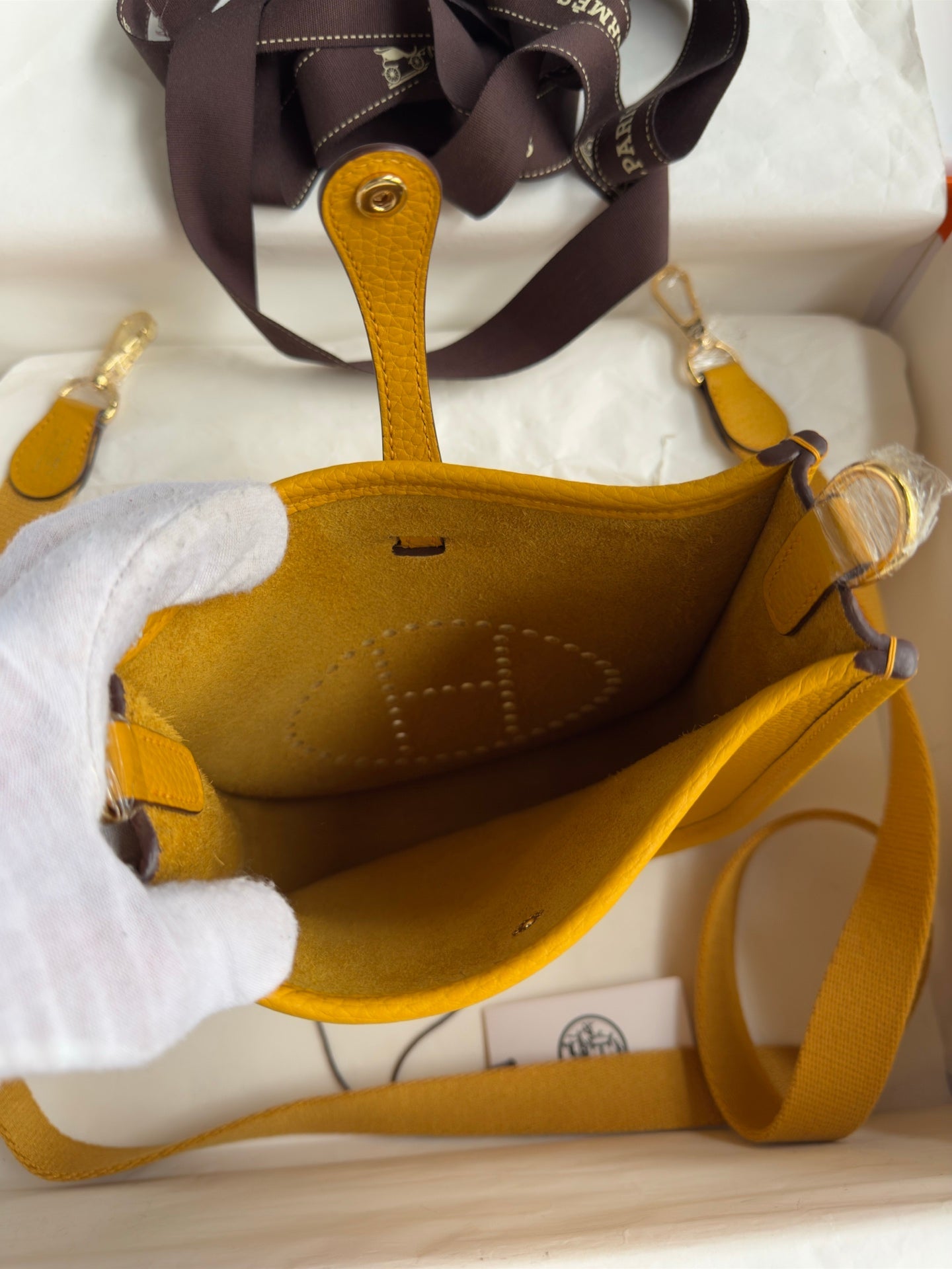 HM 25S EVELYNE 17 CM IN DARK YELLOW COWHIDE WITH GOLD HARDWARE