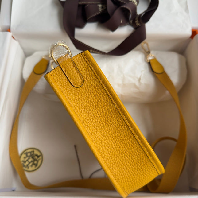 HM 25S EVELYNE 17 CM IN DARK YELLOW COWHIDE WITH GOLD HARDWARE