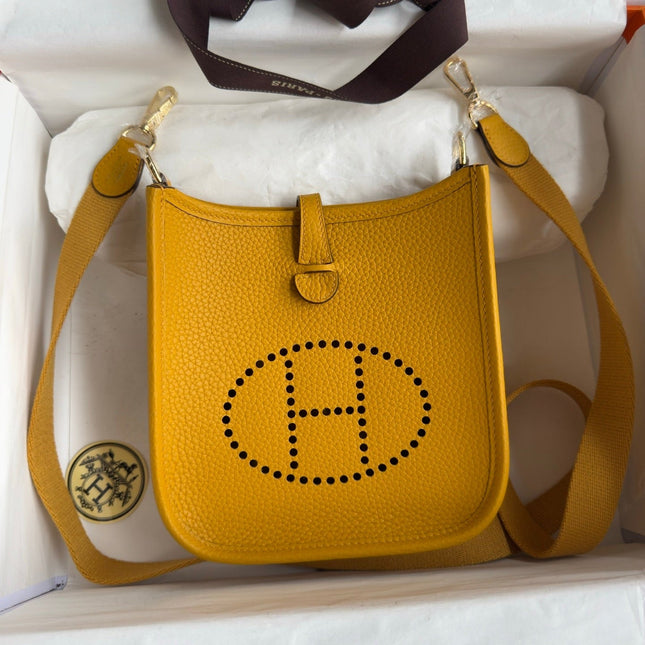 HM 25S EVELYNE 17 CM IN DARK YELLOW COWHIDE WITH GOLD HARDWARE