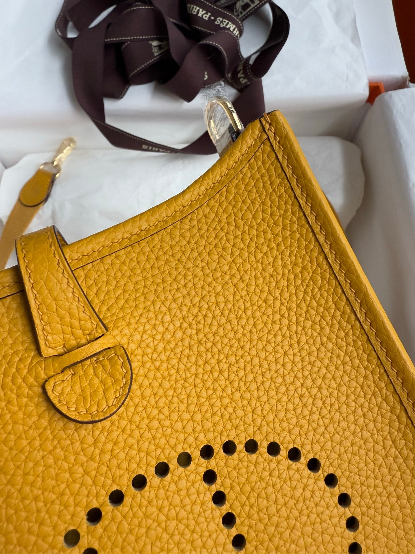 HM 25S EVELYNE 17 CM IN DARK YELLOW COWHIDE WITH GOLD HARDWARE