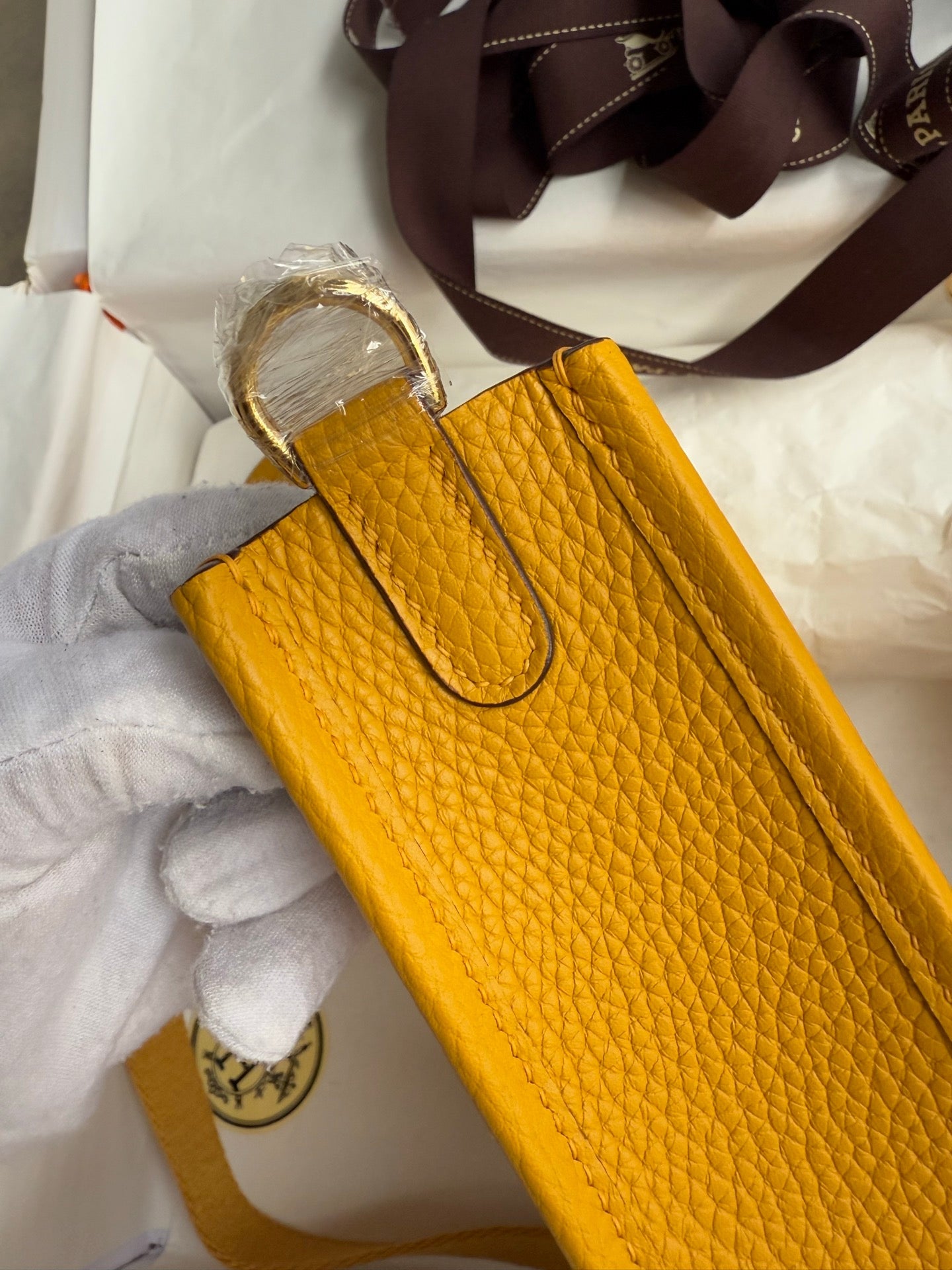 HM 25S EVELYNE 17 CM IN DARK YELLOW COWHIDE WITH GOLD HARDWARE