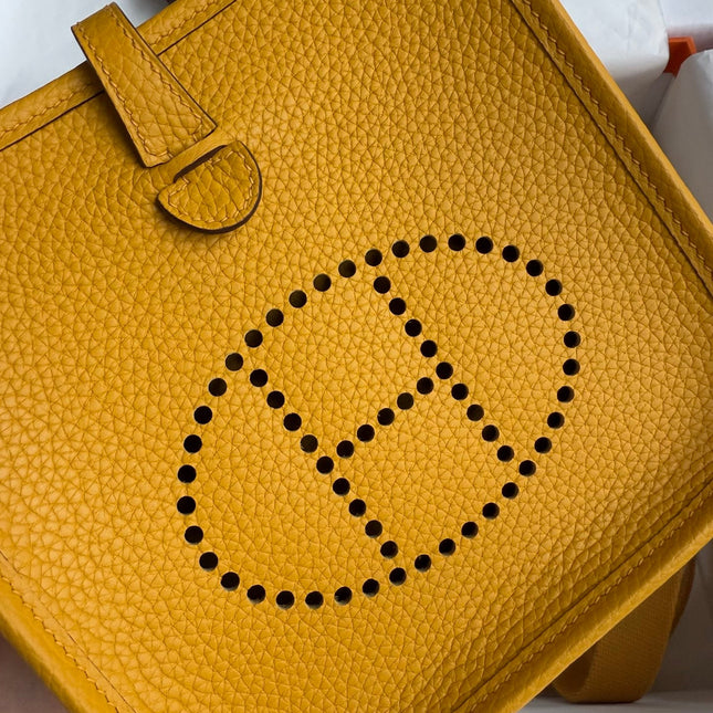 HM 25S EVELYNE 17 CM IN DARK YELLOW COWHIDE WITH GOLD HARDWARE