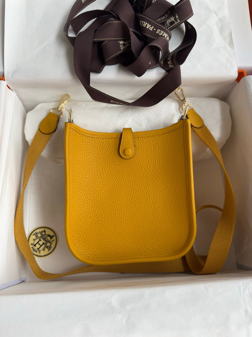 HM 25S EVELYNE 17 CM IN DARK YELLOW COWHIDE WITH GOLD HARDWARE