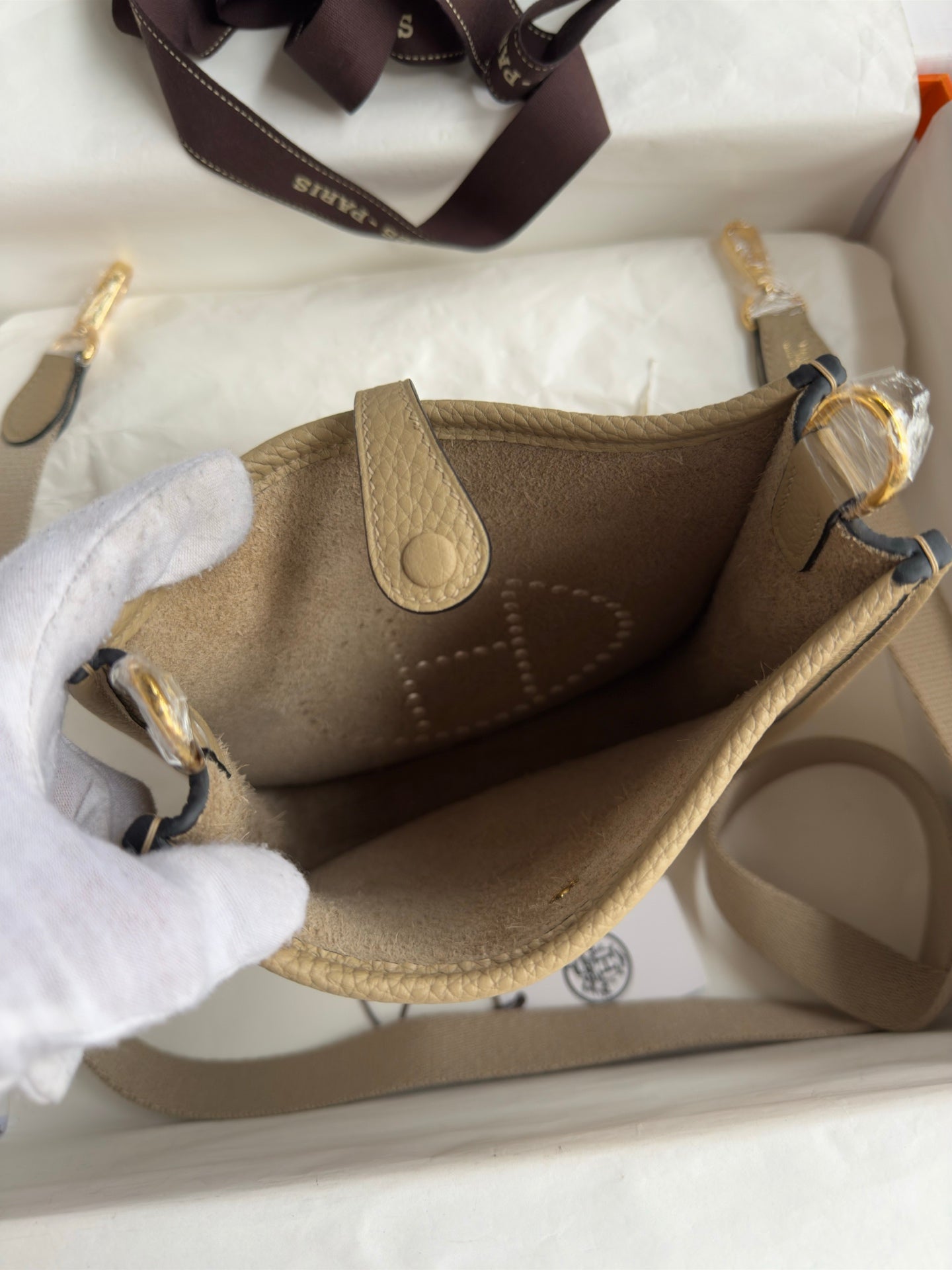 HM 25S EVELYNE 17 CM IN BEIGE COWHIDE WITH GOLD HARDWARE