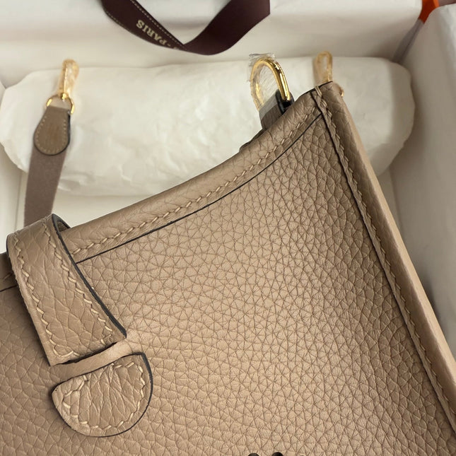 HM 25S EVELYNE 17 CM IN DARK BEIGE COWHIDE WITH GOLD HARDWARE