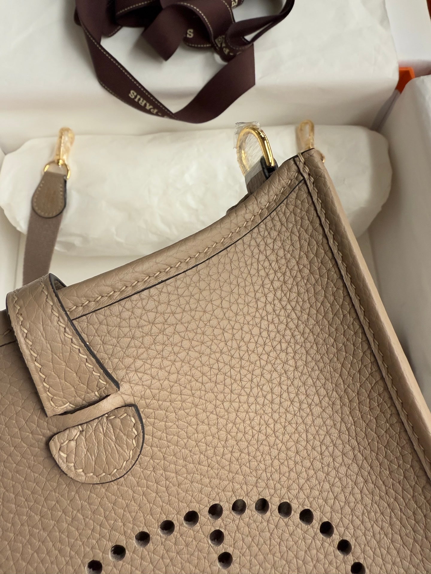 HM 25S EVELYNE 17 CM IN DARK BEIGE COWHIDE WITH GOLD HARDWARE