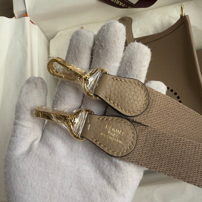 HM 25S EVELYNE 17 CM IN DARK BEIGE COWHIDE WITH GOLD HARDWARE