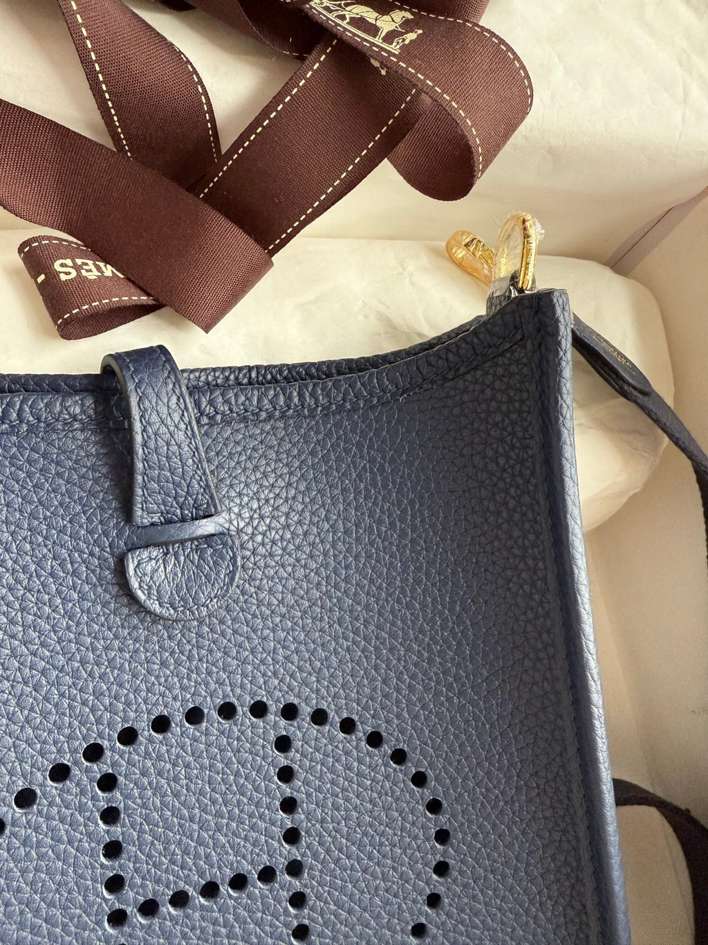 HM 25S EVELYNE 17 CM IN SLATE BLUE-GRAY COWHIDE WITH GOLD HARDWARE
