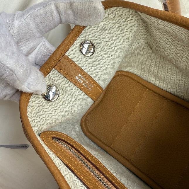 HM 25S GARDEN PARTY 23 CM IN CARAMEL BROWN TOGO