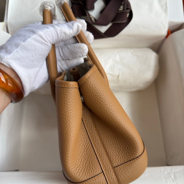 HM 25S GARDEN PARTY 23 CM IN CARAMEL BROWN TOGO