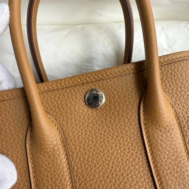 HM 25S GARDEN PARTY 23 CM IN CARAMEL BROWN TOGO