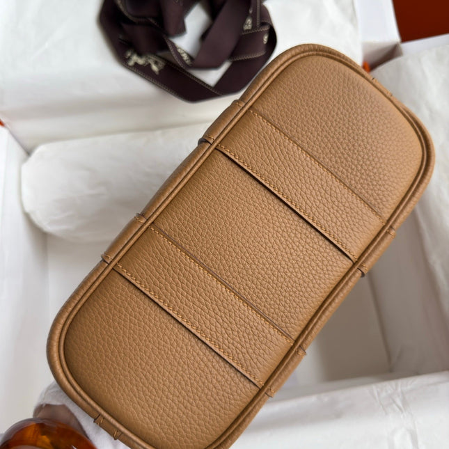 HM 25S GARDEN PARTY 23 CM IN CARAMEL BROWN TOGO