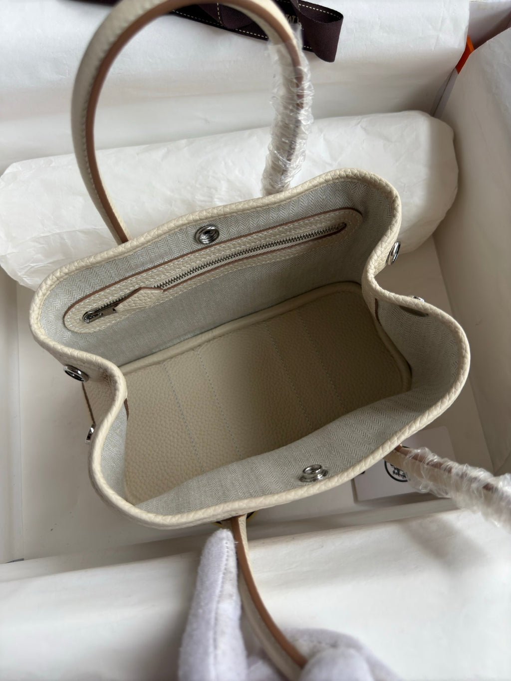 HM 25S GARDEN PARTY 23 CM IN CREAM WHITE TOGO