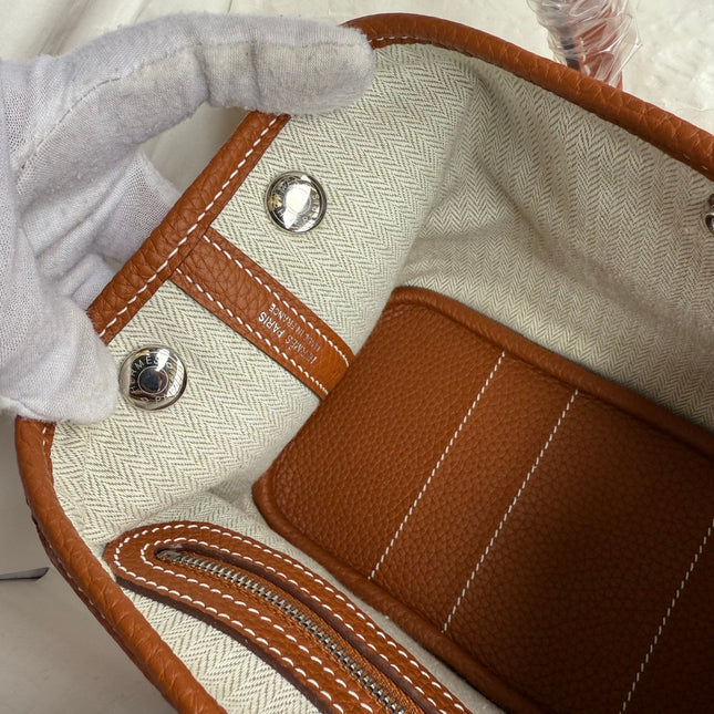 HM 25S GARDEN PARTY 23 CM IN CHESTNUT BROWN TOGO