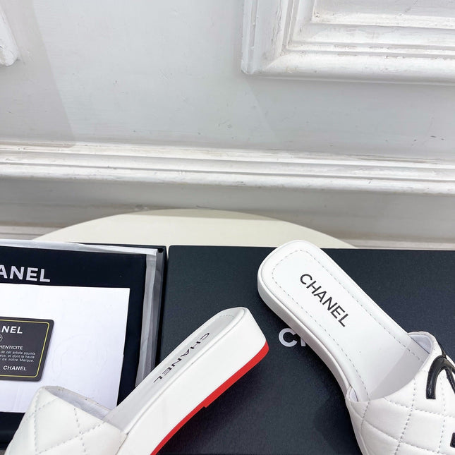 CHANEL 26S FLAT SLIDES IN WHITE LAMBSKIN WITH BLACK CC LOGO