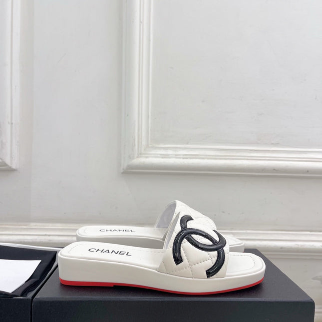 CHANEL 26S FLAT SLIDES IN WHITE LAMBSKIN WITH BLACK CC LOGO
