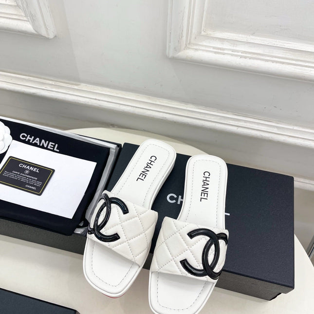 CHANEL 26S FLAT SLIDES IN WHITE LAMBSKIN WITH BLACK CC LOGO
